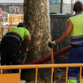  Imagen de archivo de dos obreros trabajando, en Madrid. - EUROPA PRESS