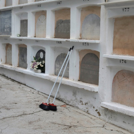 Un par de escobas apoyadas sobre los nichos del cementerio en Ronda (Málaga). REUTERS/Jon Nazca