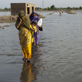 Una familia cruza calles inundadas en Pakistán. Foto: Asian Development Bank.