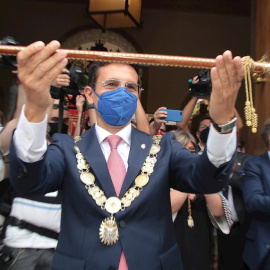  Francisco Cuenca enseña la vara de mando de la ciudad en la puerta del Ayuntamiento. - Pepe Torres / EFE