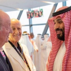 El rey Juan Carlos saluda al príncipe heredero de Arabia Saudi, Mohamen bin Salman, durante el Gran Premio de Abu Dabi de Fórmula 1.- REUTERS