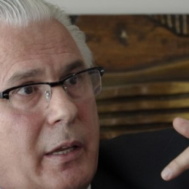  El ex juez español Baltasar Garzón durante una conferencia de prensa en Quito el 19 de octubre de 2018. | AFP/RODRIGO BUENDIA