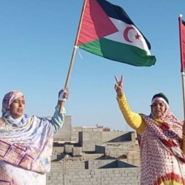  Sultana junto a su hermana, manifestándose en la azotea de su casa - Frente Polisario