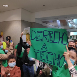  Encierro en la sede del FROB para exigir alquileres justos para las viviendas del 'banco malo'. - @pahvallekas/TWITTER