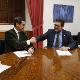Los líderes andaluces del PP y de Vox, junto a sus líderes nacionales en la firma del acuerdo de investidura para la presidencia de la Junta de Andalucía. EFE.
