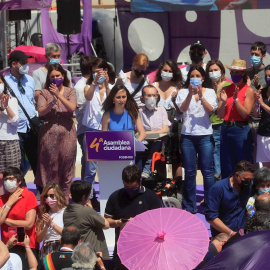La ministra española de Derechos Sociales, Ione Belarra (c), rodeada de compañeras de Podemos durante la segunda y última jornada de la IV Asamblea de Podemos, en la que fue elegida secretaria general de la formación morada, en la localidad madrileña