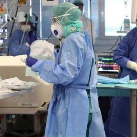  Sanitarios en una UCI. - EFE