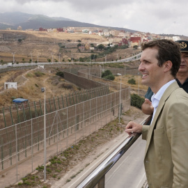 Pablo Casado visitando la valla de Melilla en agosto de 2018. Foto: Partido Popular.