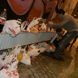  Imagen de archivo de los restos de un botellón en Valencia.- AFP