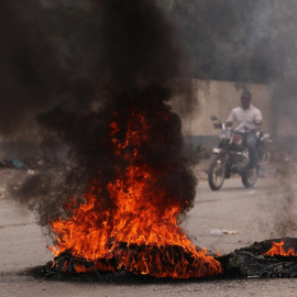  Fotografía de quemas durante protestas a las afueras del Palacio de Justicia, donde acuden ocho de los implicados en el asesinato del presidente Jovenel Moise el pasado 7 de julio, hoy en Puerto Príncipe (Haití). EFE/ Orlando Barría
