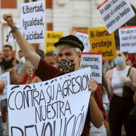  Cientos de personas se congregan el la madrileña Puerta del Sol para pedir fin a la violencia homófoba y contra el colectivo LGTBIQ+, el pasado mes de septiembre.- EFE/Kiko Huesca