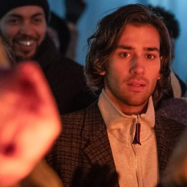 Maxim Baldry encarna en Years and Years el papel de Viktor, refugiado ucraniano.