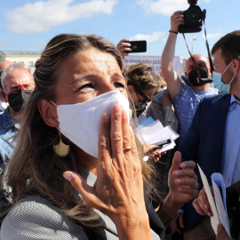 La ministra de Trabajo y Economía Social, Yolanda Díaz (2i) conversa con trabajadores de Modultec, del Servicio de Ayuda a Domicilio (SAD) de Gijón y de la terminal granelera EBHI antes de su participación este viernes en la Semana Negra de Gijón. EF