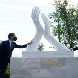  Un día Moreno siembra Andalucía de esculturas de homenaje y otro despide a 8.000 sanitarios.- Junta de Andalucía