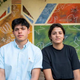 Los voluntarios Sarah Mardini (24) y Seán Binder (25) / © Amnesty International