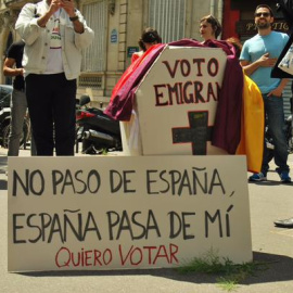 Protesta contra el 'voto rogado' frente a la Embajada de España en Francia (2015). Foto: Marea Granate.
