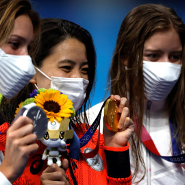 Yui Ohashi (c-oro) de Japón, Alex Walsh (i-plata) y Kate Douglas (bronce) de Estados Unidos, posan con sus medallas durante la ceremonia de premiación de los 200m combinado individual femenino de natación por los Juegos Olímpicos 2020.- EFE