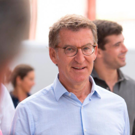  Alberto Núñez Feijóo paseando por la calle. - PP