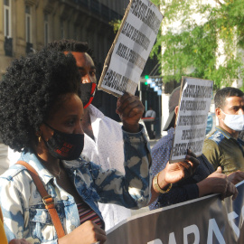 Activistas frente al Congreso en la concentración bajo el lema '#RegularizaciónYa'. Foto: Diana Moreno.