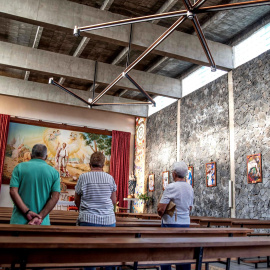  Feligreses rezan en la iglesia de San Isidro Labrador, en el barrio de La Laguna, afectado por las coladas de la erupción del volcán de Cumbre Vieja.- EFE/MIGUEL CALERO