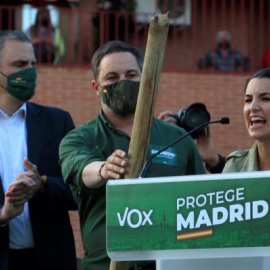 La candidata de VOX a las próximas elecciones en la Comunidad de Madrid, Rocío Monasterio (d), interviene durante un acto electoral junto al líder de la formación, Santiago Abascal (c), y el secretario general y portavoz en el Ayuntamiento de Madrid, 