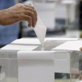  Un hombre introduce su voto en una urna, en una imagen de archivo. / EFE