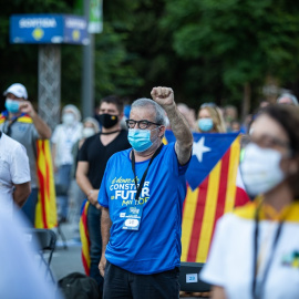  Participantes cantan "Els Segadors" en las concentraciones de la ANC, Òmnium y la AMI por la Diada de Catalunya. En Barcelona, Catalunya, a 11 de septiembre de 2020. / EUROPA PRESS