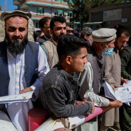  afganos se reúnen frente a la oficina de pasaportes mientras los talibanes reanudan la emisión de pasaportes, en Kabul, Afganistán, 07 de octubre de 2021.- EFE