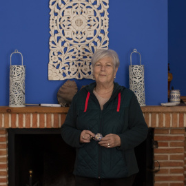  Emilia Lozano en el salón de su casa de La Puebla de Almoradiel. Foto: Patricia Macías