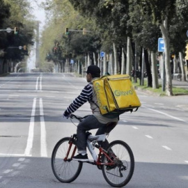  Un rider de Globo por la Diagonal de Barcelona.- EFE