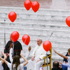  19 de diciembre de 2021, Vaticano, Ciudad del Vaticano: el Papa Francisco (C) y el cardenal Konrad Krajewski se reúnen con niños asistidos por el Dispensario Pediátrico de Santa Marta en un evento previo a la Navidad en el Salón Pablo VI del Vaticano