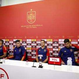  Álvaro Morata (2i), César Azpilicueta (2d), Rodrigo Hernández (i) y Marco Asensio, capitanes de la Selección nacional absoluta, a 4 de septiembre en Madrid. - EFE