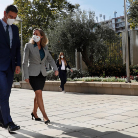  El presidente del Gobierno, Pedro Sánchez, junto a la vicepresidenta y ministra de Asuntos Económicos, Nadia Calviño a su llegada a la clausura del seminario "Monitoring the recovery: beyond GDP", este lunes en Madrid.- EFE/ Mariscal