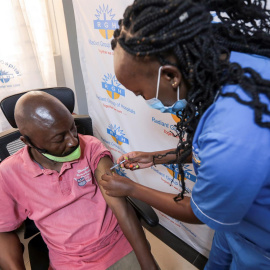  El personal médico de Kenia administra una dosis de la vacuna Moderna contra el covid-19 a un hombre, como parte de una campaña de vacunación en el hospital Radiant en Nairobi, Kenia, el 1 de diciembre de 2021.- EFE