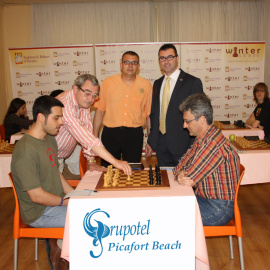 El saque de honor lo realizó Llorén Vives un personaje muy querido del ajedrez Balear y que fue presidente de esta federación en momentos muy complicados. Lo acompañan Tolo Amer, del Hotel Picafort Beach, y el organizador de la FIDE, Sebastiá Nadal.