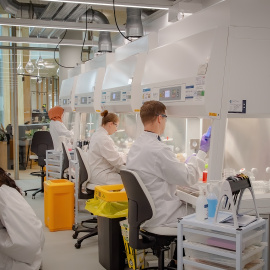 Investigadores e investigadoras en unas instalaciones de AstraZeneca. - AstraZeneca