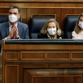  El presidente del Gobierno, Pedro Sánchez (i) junto con la vicepresidenta primera y ministra de Asuntos Económicos, Nadia Calviño (c) y la vicepresidenta segunda y ministra de Trabajo, Yolanda Díaz (d) durante la sesión de control al Gobierno este m