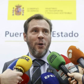 Óscar Puente, atiende a la prensa durante su asistencia a la Feria Internacional de Turismo, a 24 de enero de 2024. – Sergio Pérez / EFE