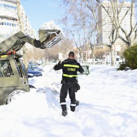  Una excavadora de la Unidad Militar de Emergencias (UME) y un militar durante la limpieza de las inmediaciones del Ministerio de Defensa, zona ubicada en el Paseo de la Castellana, que continúa llena de nieve y con hielo tras el paso de la borrasca 'Fil