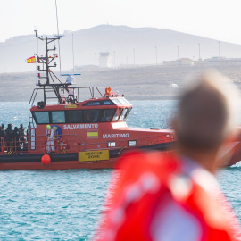La Salvamar Ízar, de Salvamento Marítimo, ha socorrido a 45 inmigrantes de origen subsahariano en el muelle de Puerto del Rosario (Fuerteventura). EFE/Carlos de Saá