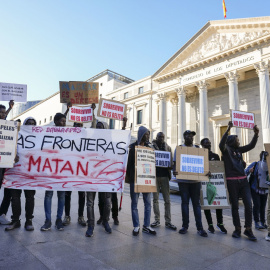 Integrantes de entidades sociales impulsoras de la iniciativa legislativa popular avalada por casi 700.000 firmas.- EFE/ Borja Sánchez-Trillo