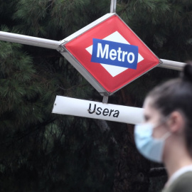  Una persona sale del metro del distrito de Usera, Madrid (España), a 18 de septiembre de 2020.- Eduardo Parra / Europa Press
