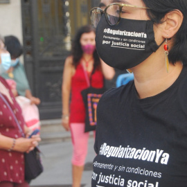 Concentración del movimiento Regularización Ya a las puertas del Congreso el pasado martes. Fotografía: Diana Moreno