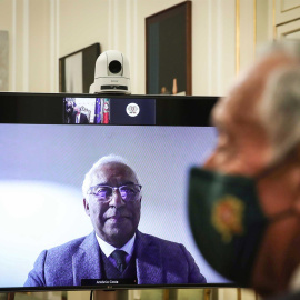  El presidente portugués, Marcelo Rebelo de Sousa (R), anuncia al Secretario General del partido PS, Antonio Costa (L), que lo nombrará Primer Ministro tras las elecciones legislativas del 30 de enero, a través de videoconferencia en el Palacio de Bele