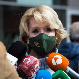  La ex presidenta de la Comunidad de Madrid, Esperanza Aguirre se dirige a los medios de comunicación tras vacunarse este miércoles en el Wizink Center de Madrid. EFE/Luca Piergiovanni