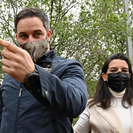  El presidente de Vox, Santiago Abascal, interviene en un acto de campaña junto a la candidata a la Comunidad de Madrid, Rocío Monasterio. EFE/Fernando Villar