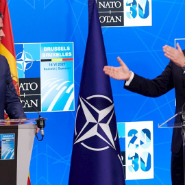 El presidente del Gobierno, Pedro Sánchez (i) y el secretario general de la OTAN, Jens Stoltenberg (d), durante la rueda de prensa conjunta en el marco de la Cumbre de la Alianza Atlántica, en Bruselas. EFE/Horst Wagner
