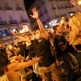 Varias personas se amontonan en la Puerta del Sol de Madrid en la noche de este sábado. SUSANA VERA / REUTERS