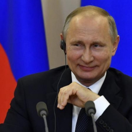 El presidente ruso, Vladímir Putin, sonríe durante una rueda de prensa. Imagen de archivo. EFE/Yuri Kadobn