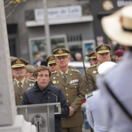  Almeida en la inauguración de la estatua dedicada a los últimos de soldados españoles en Filipinas.- AYUNTAMIENTO DE MADRID